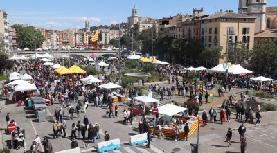 Roses i llibres tornen a omplir amb centenars de visitants el Barri Vell de Girona per Sant Jordi