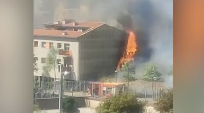 Cremen dues façanes d'un bloc de quatre plantes a Palafrugell