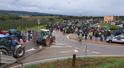 Un centenar de tractors tallen la C-66 a la Pera per protestar contra la gestió de la sequera