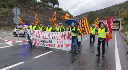 Treballadors en vaga de l'empresa Llansà tallen l'N-260 per l'incompliment del conveni