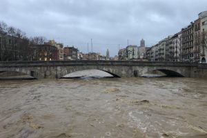 El riu Onyar a punt de desbordar-se al seu pas per Girona
