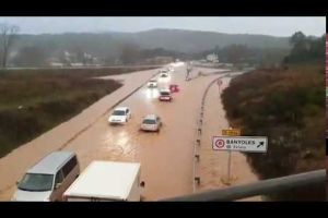El temporal Glòria desborda la riera de l'Estany de Banyoles i inunda la C-66