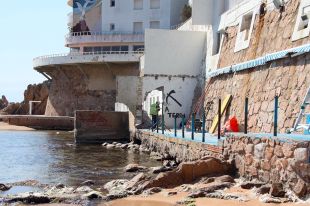 Enderroquen el mur del Club de Mar de Sant Feliu de Guíxols