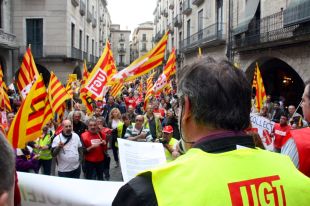 Mig miler de persones es manifesten a Girona en defensa dels convenis col·lectius