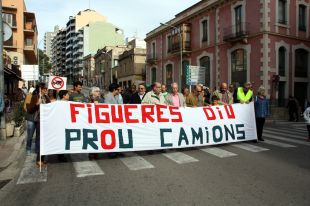 Unes 30 persones tallen l'N-IIa a Figueres per exigir es prohibeixi el pas de camions