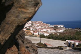 L'enderroc del Club Med de Cadaqués estarà acabat a l'estiu però la zona no serà visitable