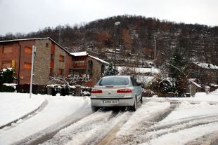La neu obliga a circular amb cadenes en quatre carreteres del Pirineu