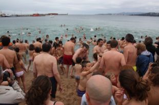 Unes 300 persones celebren 'El primer bany de l'any' de Palamós