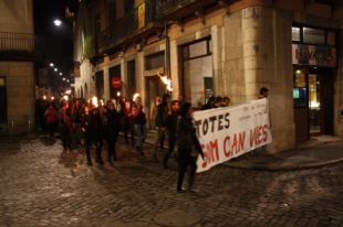 Un centenar de persones fan una marxa amb torxes a Girona en suport a Can Vies