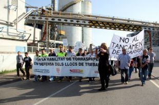 500 persones es manifesten contra el tancament de la Torraspapel