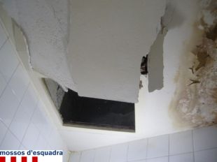 Detinguts per robar en un bar de Girona fent butron al sostre del lavabo