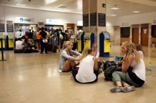 Dotze vols cancel·lats a l'aeroport de Girona per la vaga de controladors francesos
