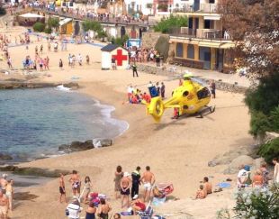 Mor un banyista de 65 anys a la platja del Canadell de Calella de Palafrugell