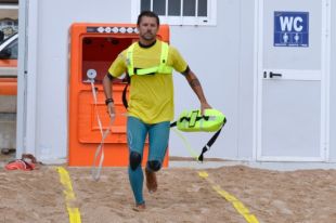 Instal·len un cabrestant en una platja de Lloret per agilitzar els auxilis de persones al mar