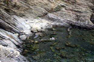 Mor una turista que prenia el sol a Portlligat en caure-li un roc al cap