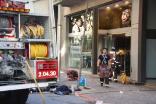Els veïns afectats per l'incendi en una botiga de Girona faran nit en un hotel