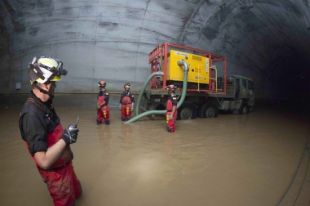 L'Exèrcit avança 700 metres dins el túnel inundat del TAV durant la matinada