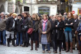 600 persones a Girona i 500 a Olot fan un minut de silenci per les víctimes del vol de Germanwings