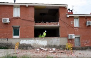 Enderroquen el primer dels 44 habitatges del barri gitano de Figueres