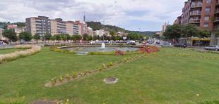 Un jove es fa un traumatisme toràcic al saltar dins una font a Girona per celebrar el Mundial 