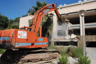 L'Ajuntament de Calonge enderroca els apartaments de l'edifici Armonia Resort per ordre judicial 