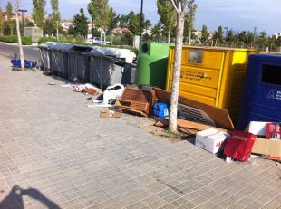 Figueres vol posar fi als abocaments incontrolats en els contenidors