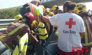 Un mort i dos ferits en un xoc frontal entre una furgoneta i dos turismes a Ventalló