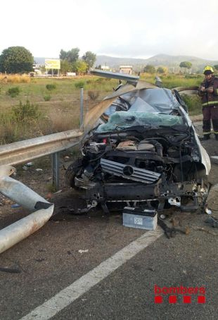 Mor el conductor d'un cotxe en sortir de la via i topar contra un fanal a Palamós