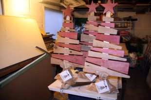 Joves creadors gironins fabriquen arbres de Nadal amb fusta reciclada