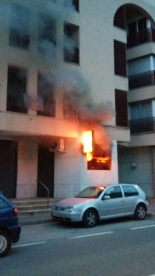 Crema la sala de màquines d'un supermercat a Amer sense provocar ferits