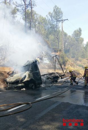 S'incendia un camió de matalassos al marge de la GI-633 a Colomers