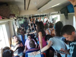 Centenars de persones atrapades en el Regional Express de Barcelona a València