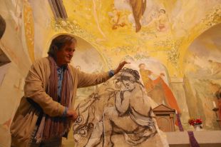 Ricard Ferrer pinta escenes de Sant Martí a l'església de Vilaritg per recuperar l'espai deteriorat
