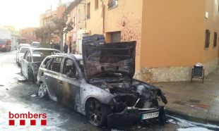 Calcinats nou vehicles en un incendi a un carrer de Palafrugell