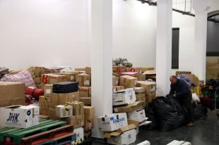Més de 500 caixes plenes de roba i material escolar esperen a Salt per sortir cap a Síria