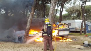 Un turista alemany ferit en un incendi a la seva caravana en un càmping de Blanes
