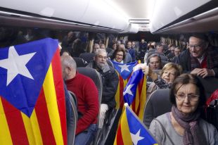 Milers de catalans surten en autobusos per donar suport a Mas, Ortega i Rigau al judici pel 9-N