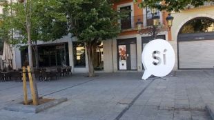 Apareix un 'Sí' gegant a Girona i Camprodon