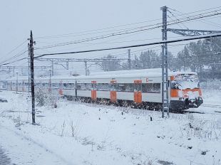La nevada a Puigcerdà impedeix sortir dos trens de la línia R3