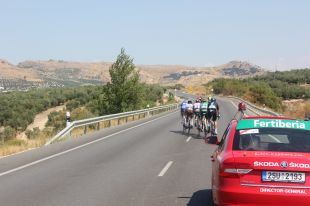 El vídeo d'un conductor criticant els ciclistes que ocupen tota la carretera es torna viral