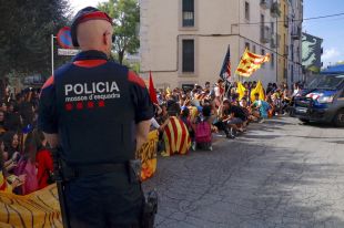 Més de 300 estudiants es concentren davant la comissaria de la policia espanyola a Girona