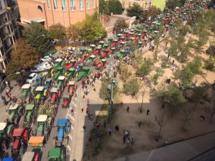 Mig miler de tractors omplen el centre de Girona en suport al referèndum