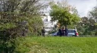 La policia espanyola colpeja un conductor a Girona que els pitava en protesta per l'1-O