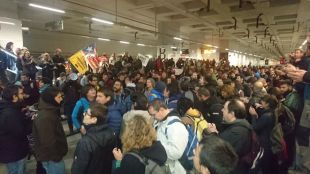 Gairebé un miler de persones tallen el Tren d'Alta Velocitat a Girona