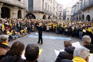 Mig miler de persones canten nadales per reclamar la llibertat dels presos polítics a Girona