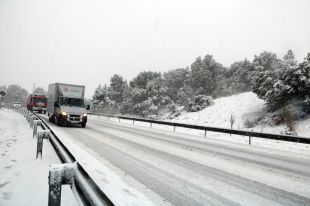 La nevada i glaçada afecta 80 carreteres i en 58 calen cadenes 
