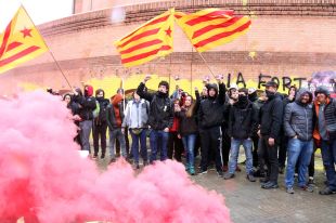 Pinten de groc la façana de la subdelegació del govern a Girona i despengen la bandera espanyola