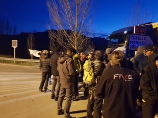 Desenes de persones tallen la C-37 a la Vall d'en Bas per l'alliberament dels presos polítics