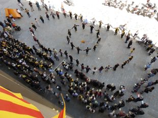 Treballadors de la Generalitat de Girona ballen 'La Santa Espina' per reclamar la llibertat dels presos polítics