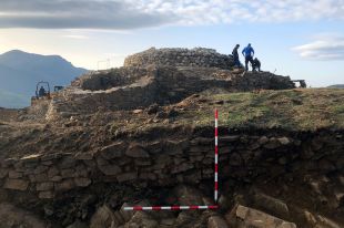 Una nova campanya a la Torre de Campelles treu al descobert el fossat del segle XIV